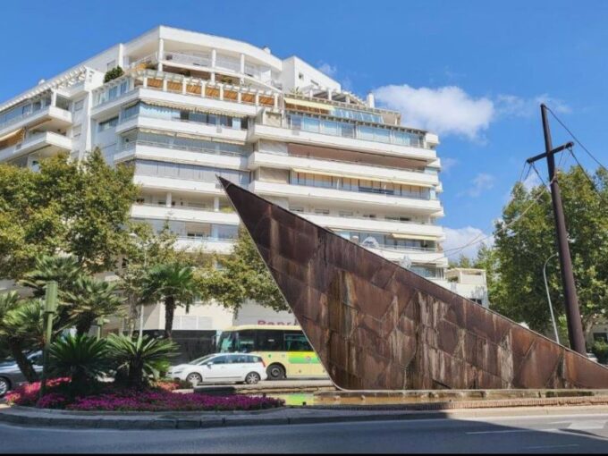 Ático dúplex a 100 metros del mar con vistas abiertas al Mediterráneo – Puerto Azul, Marbella